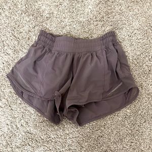 lululemon hotty hot low rise 2.5 shorts
